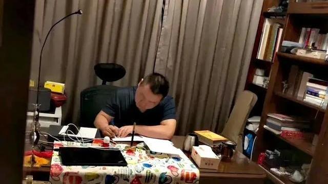 郭德纲|郭德纲录视频晒私人书房，藏书上万堪比图书馆，红木书架尽显奢侈