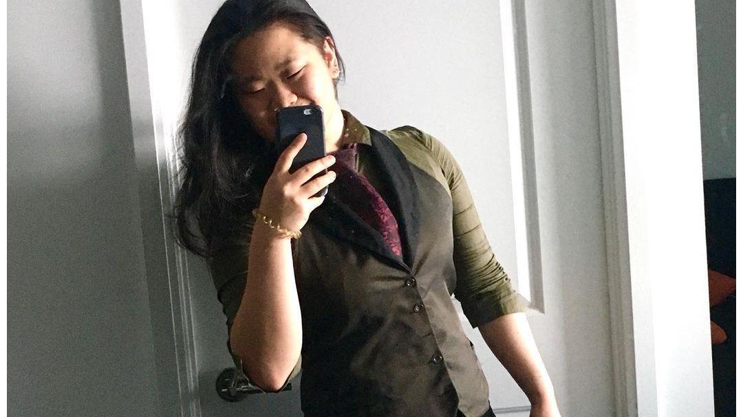 毕凌|毕福剑女儿撞脸小岳岳！罕晒照留长发打扮很女人，身材壮硕太男人