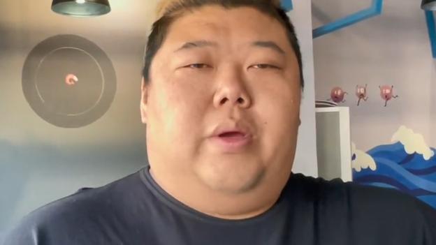睡眠 网红胖猴仔减肥生活曝光，睡觉枕3个枕头，老板亲自监督