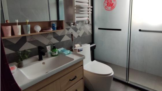 给儿子买学区房，老房改造，99㎡花13万，全屋刷漆太显眼