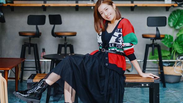 穿衣搭配 陈自瑶获奖实至名归，私服穿衣好显嫩，开衫配长裙美成20岁的样子