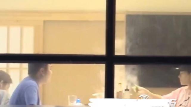 章子怡|汪峰章子怡一家聚会，女儿小苹果打扮低调，坐在她身边的男士抢镜