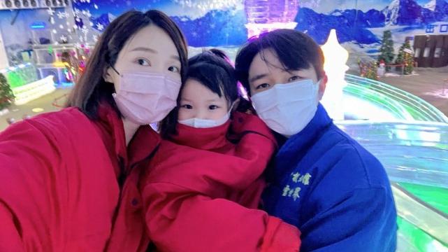 王祖蓝|王祖蓝李亚男带一对女儿出去度假游玩 一家四口开心拍全家福