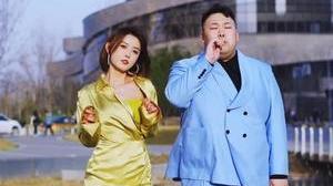 穿衣搭配|“海后”聂小雨跟男人在野营，上衣撕烂姿势夸张，网友：快封杀