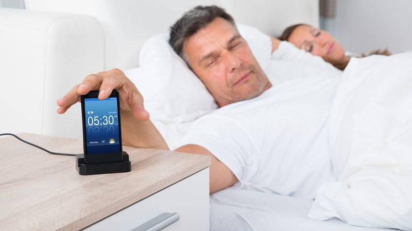 睡眠|睡觉时手机放在旁边，这种习惯会对身体产生哪些影响？需了解