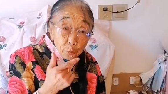 李玉成|85岁马玉琴成工具人，早餐吃白菜芯蘸酱、花生，网友：练牙口呢