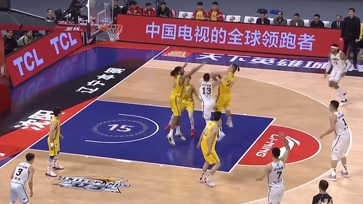 鹈鹕队|消极防守！郭艾伦被许钟豪摘帽，回防慢吞吞，杨鸣手口并用教导
