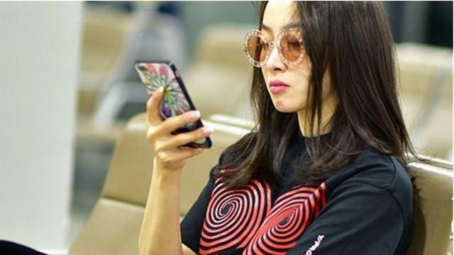 电子产品|长期睡前玩手机的人，可能会收到4个“变化”！希望你不会有