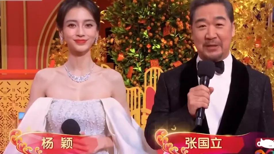 央视春晚|baby唐嫣主持春晚 baby大粉因撕唐嫣而被禁言