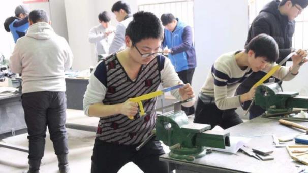 分流|北大教授谈上职高的未来，让家长们坐不住了，网友：话糙理不糙