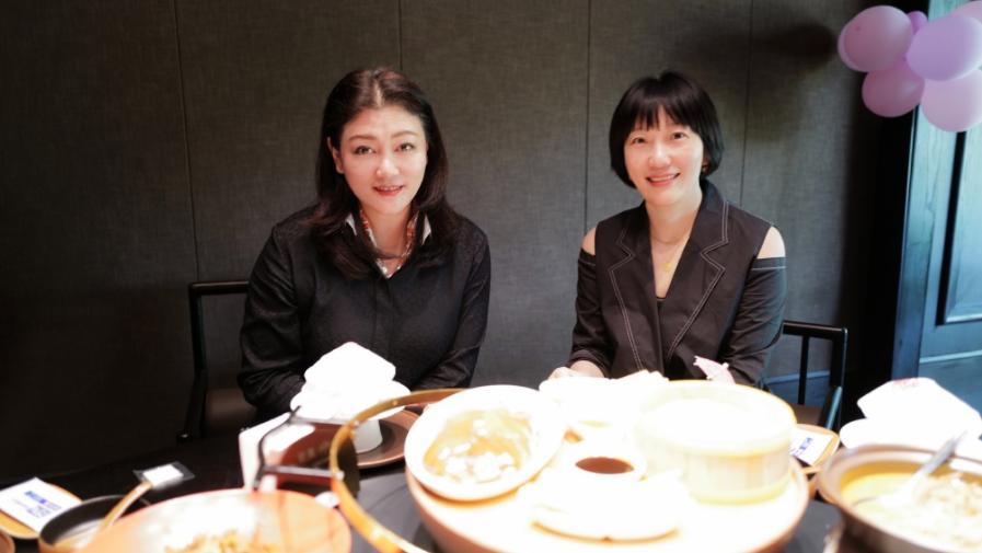 湖人队|27岁王霜深夜发文，两位妈妈现身！亲妈罕见出镜颜值太高了，看着像30岁