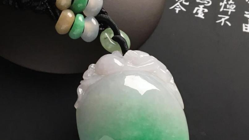 翡翠|翡翠的价格越昂贵，挂绳的颜色越暗淡吗？这样的说法并不正确