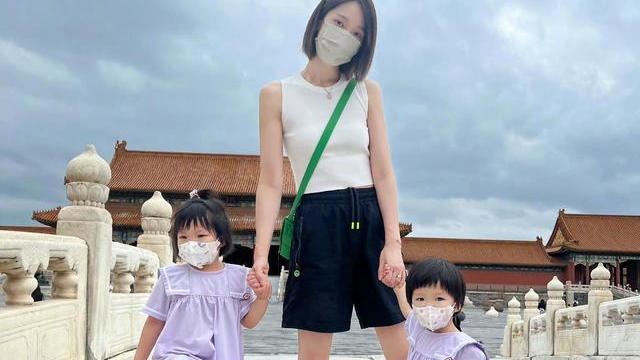 李亚男|李亚男带两个女儿到故宫打卡，姐妹俩穿同款连衣裙呆萌可爱