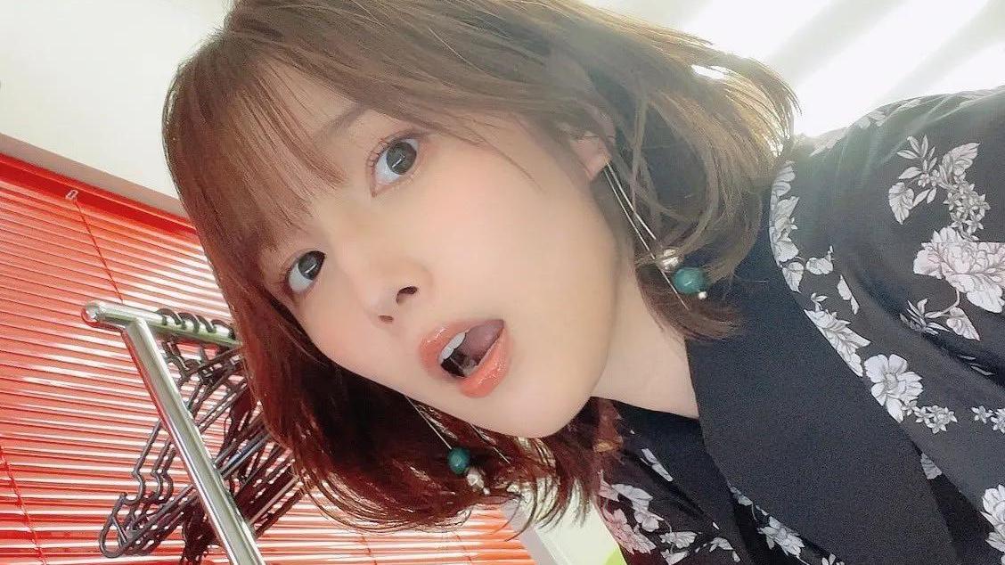医美 内田真礼清新日系穿搭自拍，淡妆短发翘舌尖