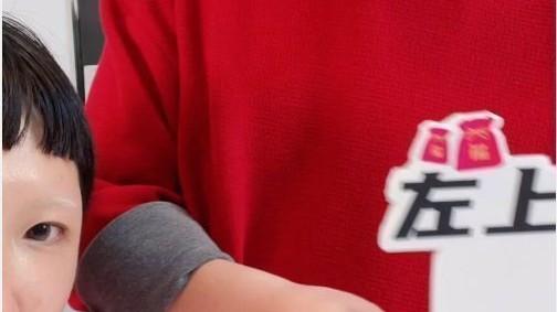 郝邵文|郝邵文与新婚妻子直播带货，女方造型独特，眉毛染成白色惹争议