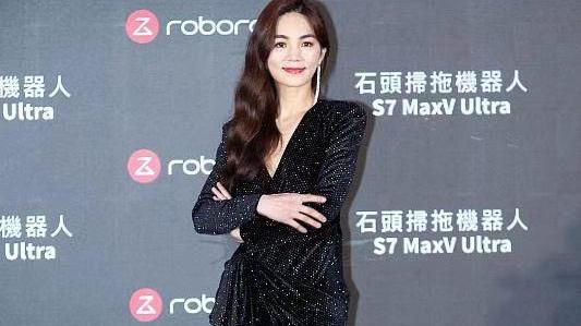 ella|Ella瘦到97斤终于不像假小子！修身裙撑不满，腰身太纤细