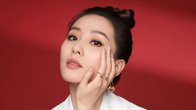 刘诗诗|刘诗诗风格大变不敢认！皮裙+烟熏妆变“腹黑女”，气场更是全开