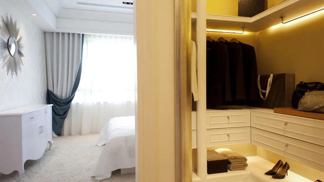 楼上邻居把卫生间改成衣帽间，今天哭着来找我，要赔偿我500元！