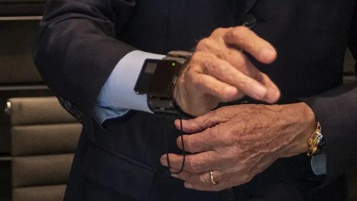 贾跃亭|扎克伯格向Ray-Ban母公司总裁展示腕戴式XR控制器原型