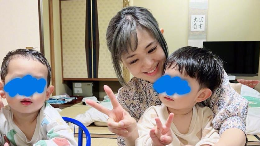 苍井空|苍井空带俩儿子泡温泉！皮肤光滑脸颊酡红，浴巾搭在脖上一脸惬意