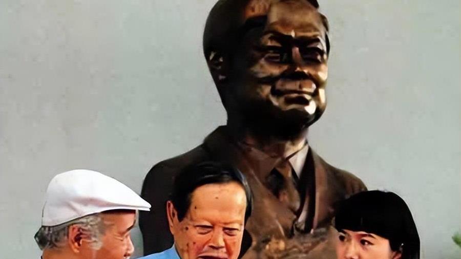 许文强 杨振宁老婆越老越漂亮，剪短发改变气质，而且不扮少女打扮得体