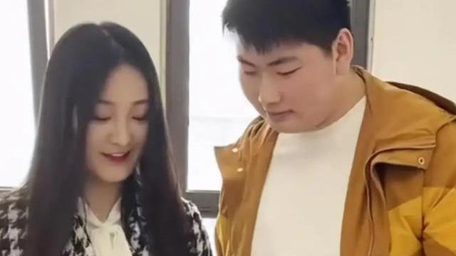 陈亚男|朱小伟疑将准备婚礼，与未婚妻外出被偶遇，互动亲密被指是真爱