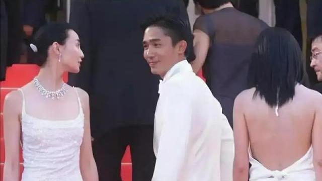 梁朝伟|张曼玉和梁朝伟的相互回眸一笑：真的是此时无声胜有声！