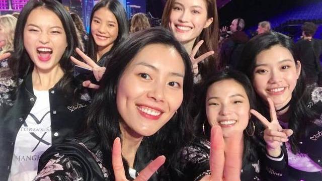 高圆圆|高圆圆参加活动传出被艳压，与主持人穿同款色系裙子，新人忙解释