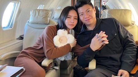 何猷君|何猷君「几十亿前女友」再婚！「8对龙凤金镯」过大礼挤爆整间房