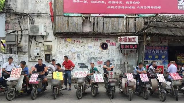 上海女子花了30万，请游击队装修，完工后，家里处处都是坑！