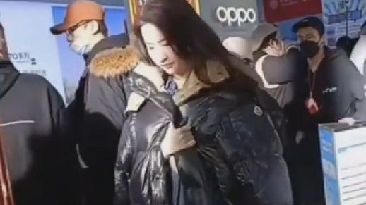 刘亦菲|大理偶遇刘亦菲拍戏，穿万元棉衣显阔气，多名助理为其打伞