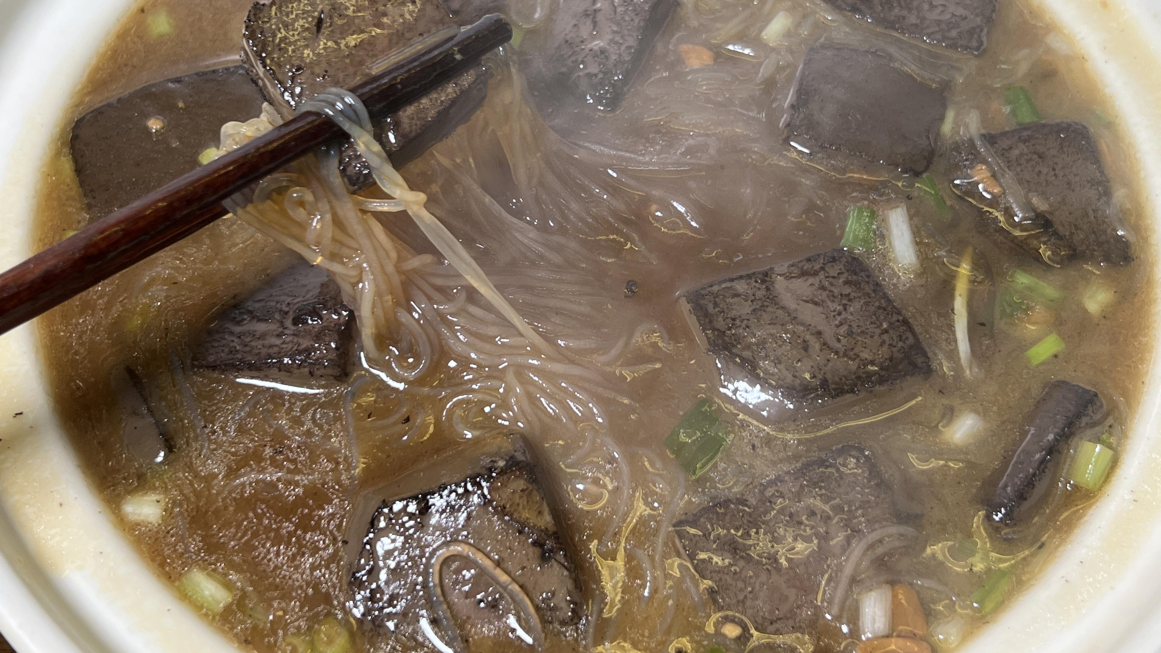 鸭血|一盒鸭血，一把粉丝，煎一煎，煮一煮，鸭血嫩滑，粉丝不软，好吃