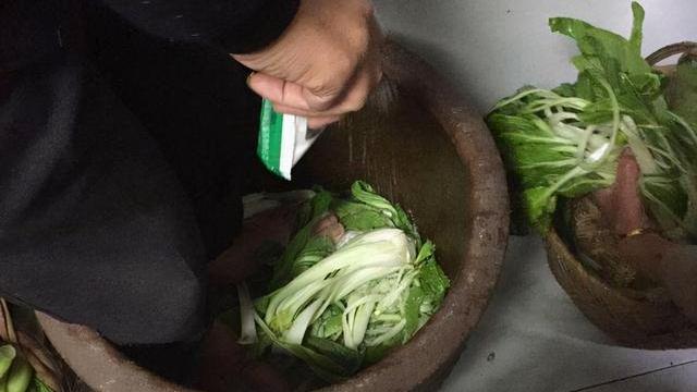 酸菜|315曝光“脚踩酸菜”，用脚踩出来的食物，真的不能吃吗？