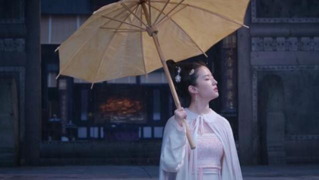 花朝秋月夜|《花朝秋月夜》在播出两小时后，就登上了热度榜第一，主角演技和颜值都十分出