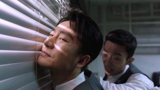 正午阳光|正午阳光没有拍砸，这种存在差距的爱情故事，既心酸又幽默还甜蜜