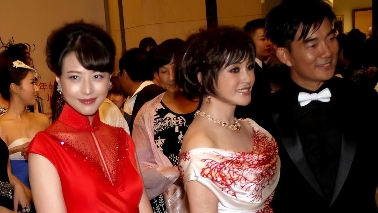 刘晓庆|刘晓庆同框周海媚，妆容浮夸硬要扮嫩，却不及周海媚自然老去好看