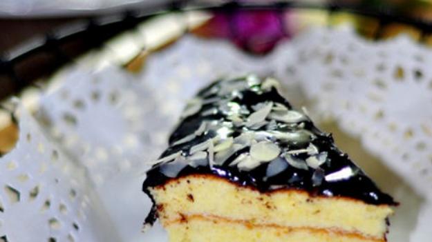 杏仁年轮蛋糕，层次分明，松软甜蜜，醇厚的巧克力糖浆人回味无穷