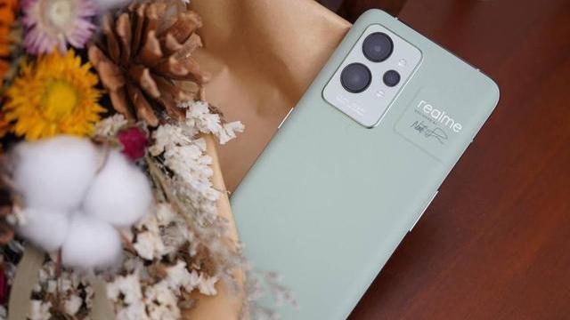 荣耀magic|小米12迎来劲敌，2K直屏+五千毫安+LTPO，友商旗舰似乎更香点？