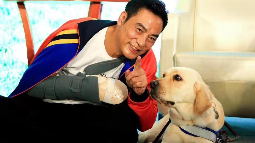 任达华|影帝任达华不幸确诊新冠，67岁靠保姆照顾，妻女遗憾不在身边