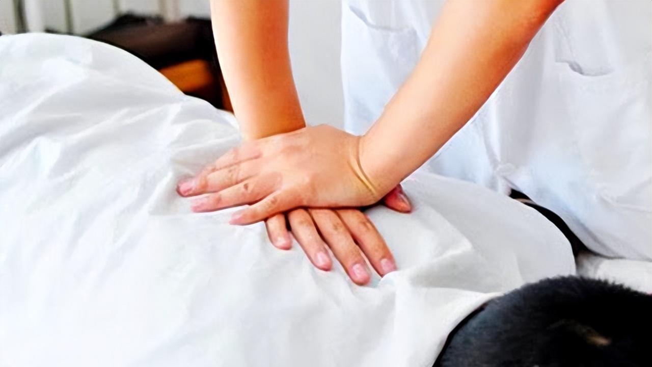 陈皮|腰间盘突出的人，睡觉时怎么躺好？建议你用2种睡姿，舒服不伤腰