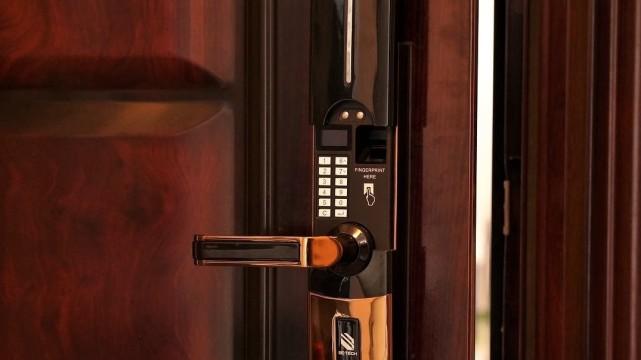 为什么有钱人都不用指纹锁？听内行人分析，才知家里装错了