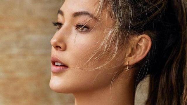 谷爱凌|谷爱凌采访曝光！谈云南和赛车，白吊带黑外套，火辣身材完美展现