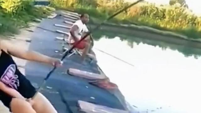 |女子钓鱼，险些被鱼拽走，多亏旁边的男子仗义相助