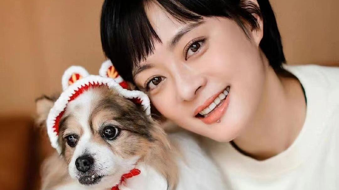 孙俪|孙俪被催开工终于现身！还是私下造型更年轻，穿卡通卫衣变漂亮了