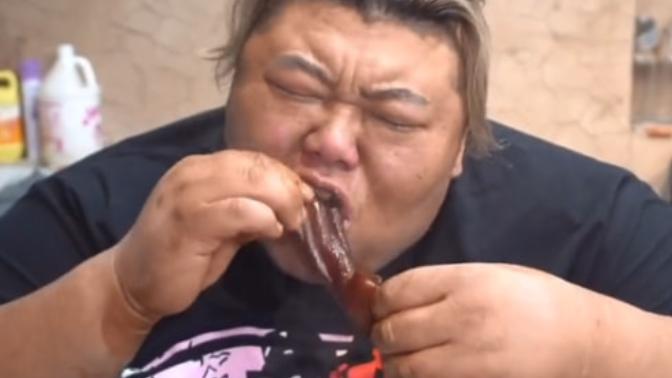 红烧肉 要钱不要命？600斤胖猴仔一口一块红烧肉，早把身体抛之脑后