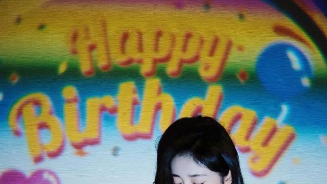 周洁琼生日驾到，穿白裙戴蝴蝶结发卡，甜美又可爱！