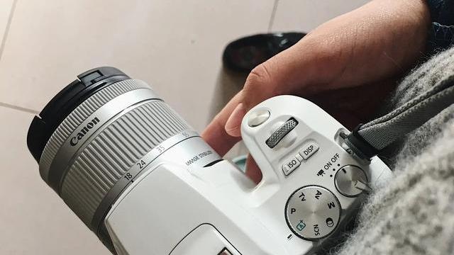 单反|佳能200D2迷你单反简评，高清记录专属VLOG