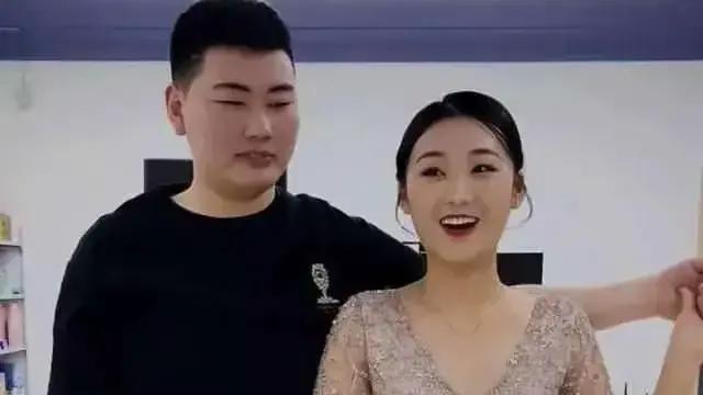 陈亚男|大衣哥前儿媳妇儿陈亚男村里跳舞被偷拍，心情大好舞姿翩翩