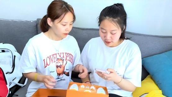 钟丽缇|姐妹情深？妹妹开学，熊磊不舍落泪，哭完就打广告，网友：真可笑