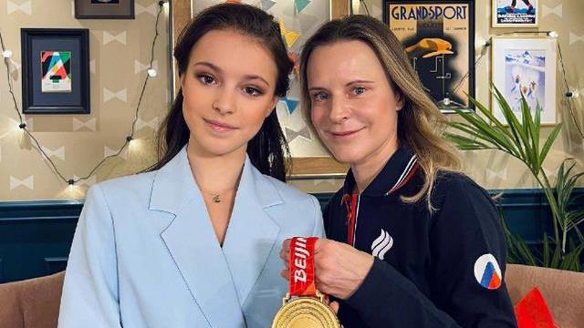 谢尔巴科娃|千金妈妈也太美了！完全看不出生过3胎，气质好优雅，金发碧眼